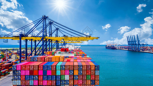 德利洪转运工业的上海集装箱船在深港口卸货全球商业物流进出口货运在公海集装箱船全球范围内运输集装箱船载货物设计图片