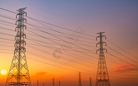 车站剪影高压电塔和线与紫色红日落天空时的电线杆力和能源概念带电缆的高压网塔钢两极黄昏背景图片