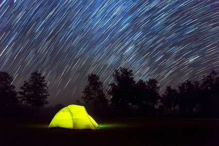 夜空银河下发光的绿色帐篷高清图片