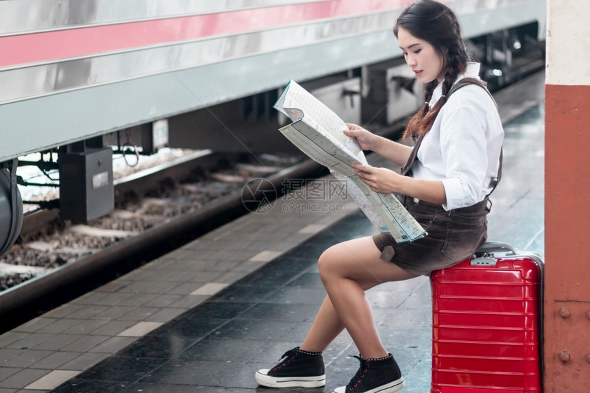 怀孕在火车站旅行时用红色手提箱看夏天泰国度假概念是带背包的旅行者校对PortnoyTimp运输坐图片