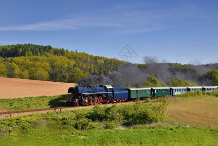 锈特别发起捷克旧式蒸汽火车旅行和在捷克共国各地旅行的老式蒸汽车列拉轨图片