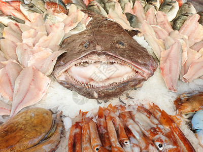中央琵琶鱼地海市小摊位的新鲜鱼在中间有一个大鱼图片
