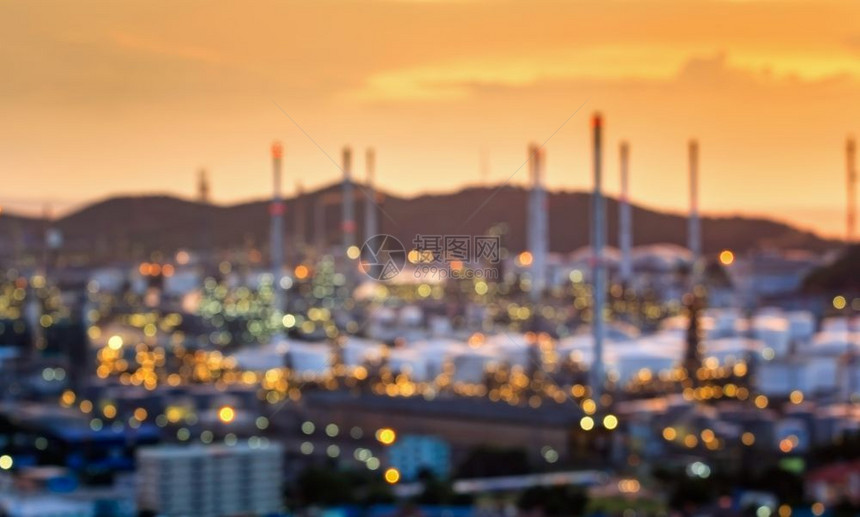 供应柔软的暮日落时石油炼厂的软焦点图片