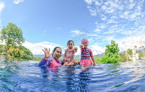 户外游泳的一家人图片