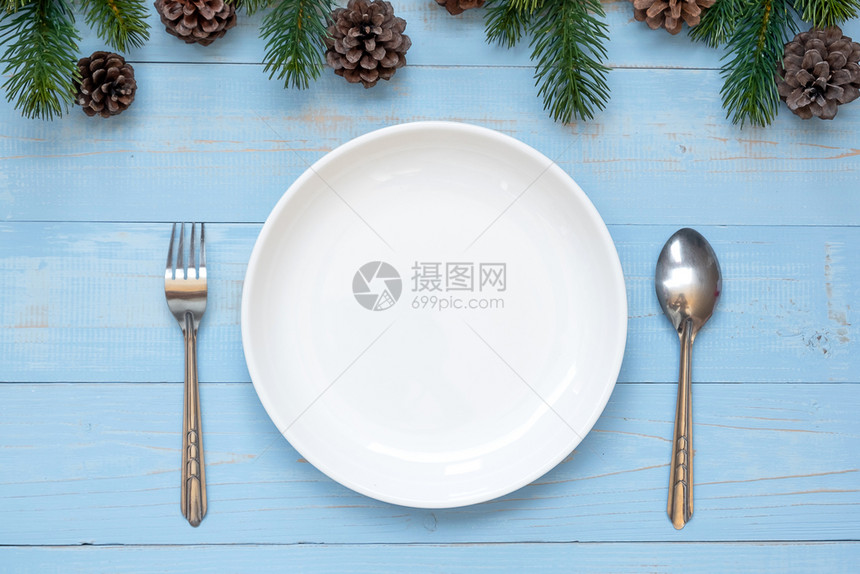 冬天快乐的配有圣诞装饰品的勺子叉和空盘为新年快乐和Xma节日做准备松树图片