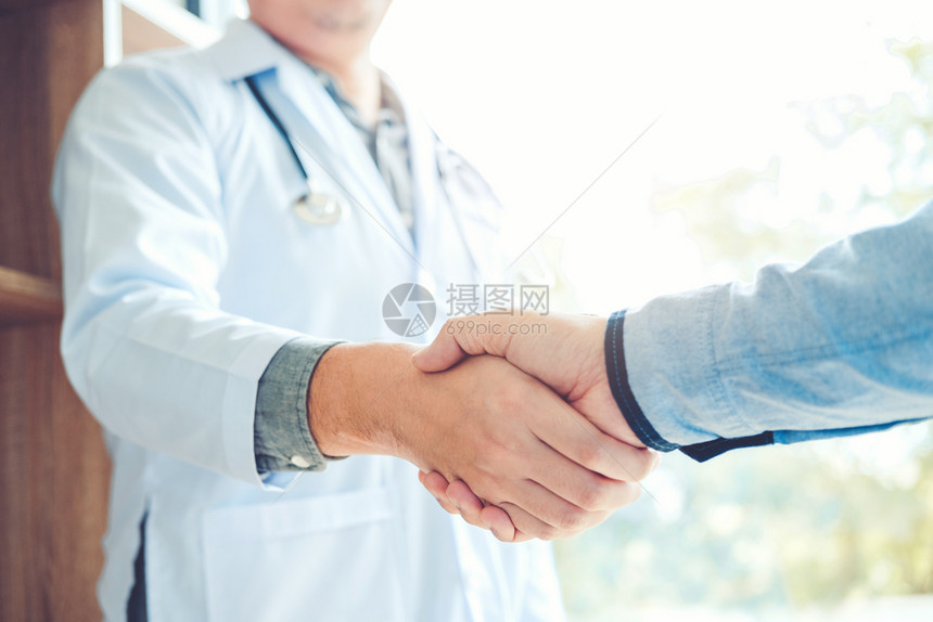 医生和病人握手慰问图片