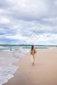 海滩上的年轻美女一个人独行图片