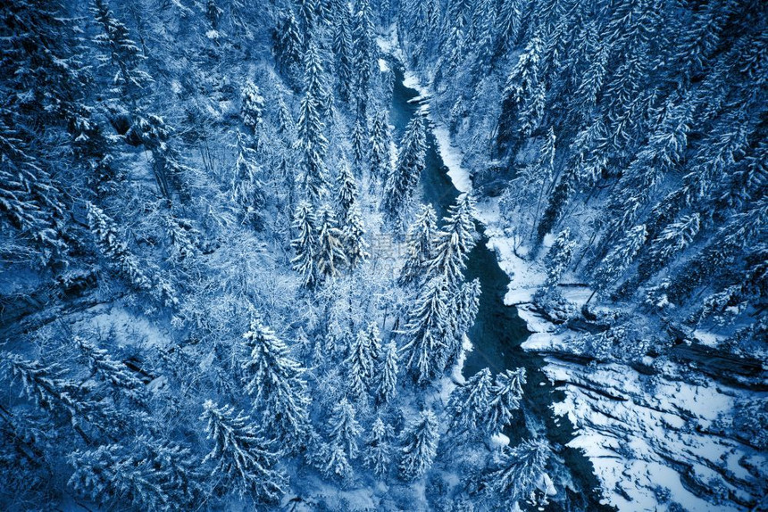 白雪皑降凉爽的从20年彩色上方的顶层空中观测经典蓝色拖曳式图片