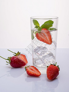 凉爽的排毒吃含柠檬和薄荷的草莓水含冷冻在冰块中的水果矿物图片