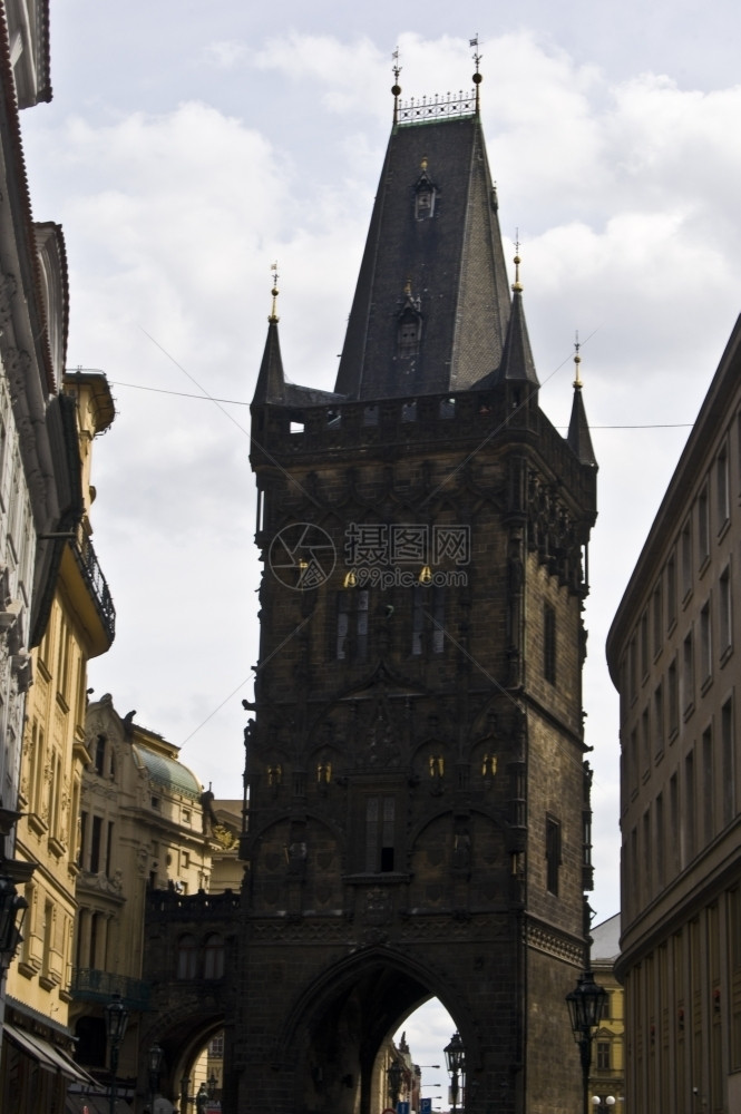 桥布拉格旧门的视图欧洲建筑物图片