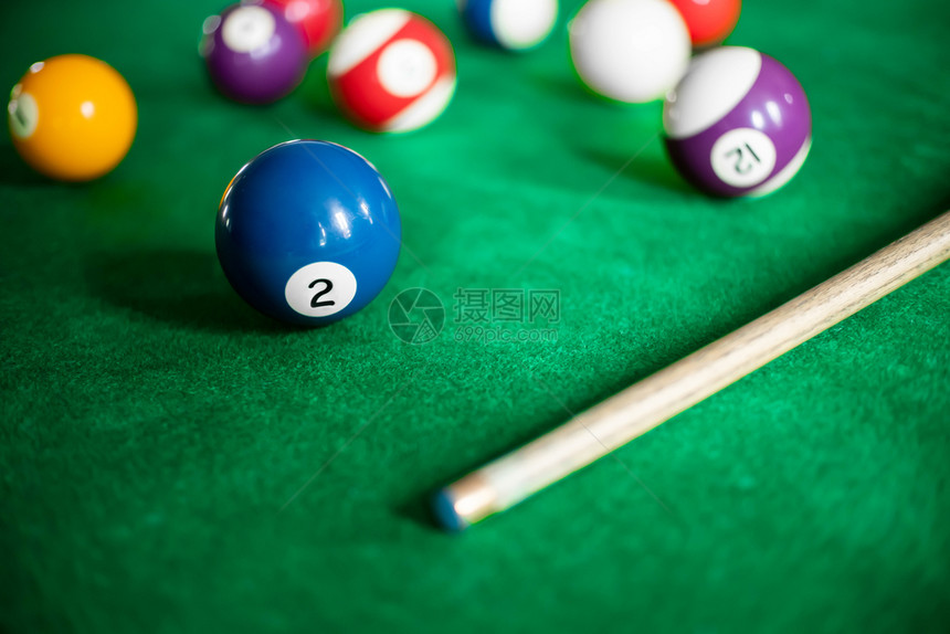 爱好桌面上Snooker或台球牌游戏的近端丰富多彩黑色图片