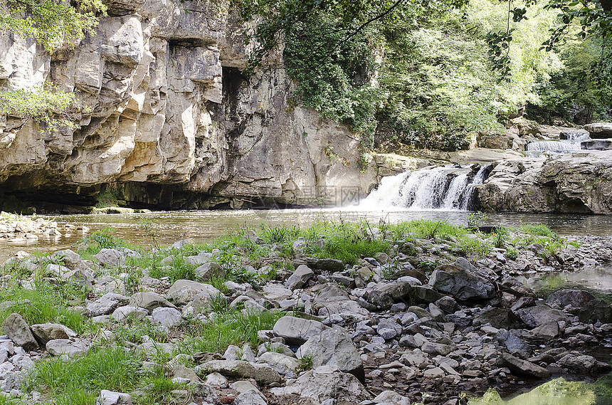 旅行瀑布Drqnovo保加利亚绿色森林图片