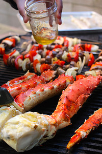 烤混合的海鲜加龙虾平静鱼蓝面圈和大虾棒糖乌贼晚餐图片