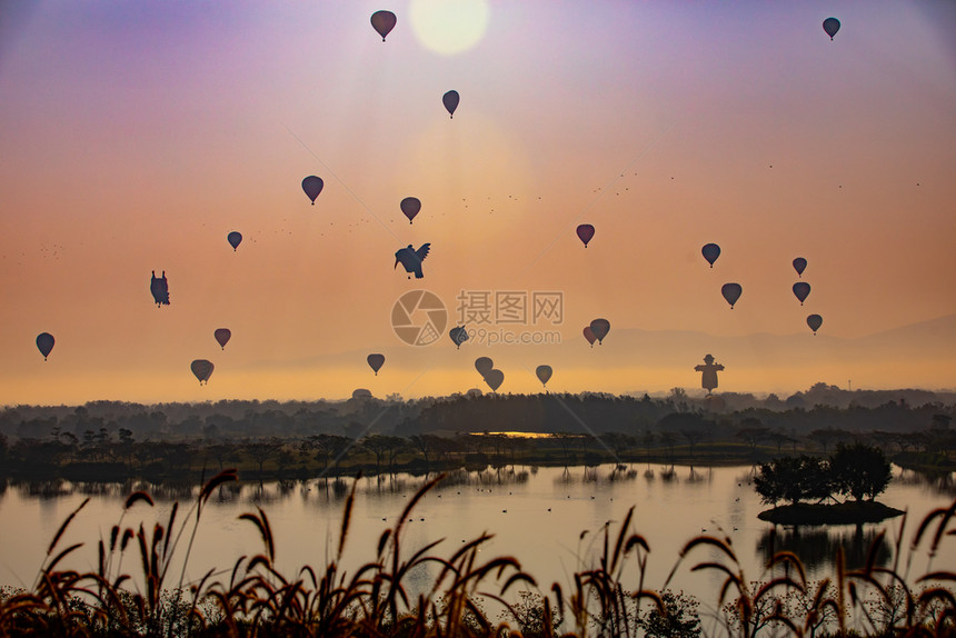 飞过河流的多彩热气球图片
