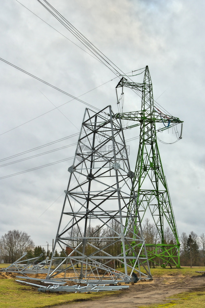 建造一座新的高压电源输塔与老并建在旧旁燃料架通讯图片