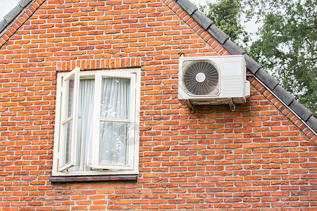 时间温暖的活力装有窗户和空调机的家用砖墙图片