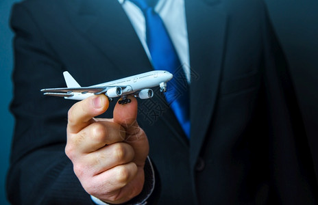 国际的官员手里拿着飞机组织行交通商业和运输空中通信业务发展的基础设施航空公司忠诚度计划旅游持有行背景