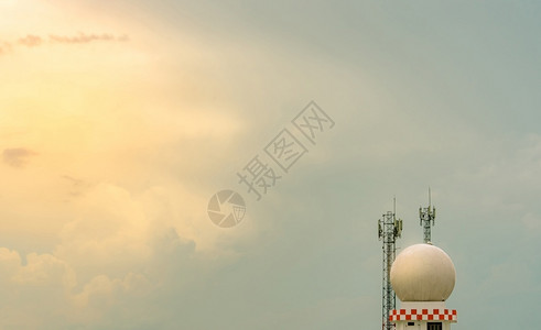 蓝色天空和云中气象观测站塔用于航空业务中安全飞机的天气观测雷达圆顶站和电信塔台以对抗蓝天和云在航空业务中使用气象观测站塔传送手术图片