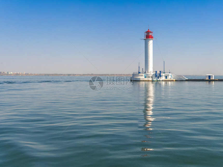 海岸户外Odessa港口入处的灯塔乌克兰Odessa港海阳光明媚的夏季日乌克兰海门沃龙佐夫月光屋乌克兰敖德萨港船图片