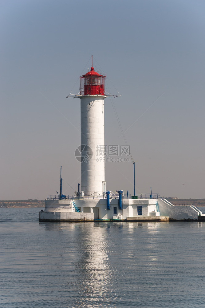 路线Odessa港口入处的灯塔乌克兰Odessa港海阳光明媚的夏季日乌克兰海门沃龙佐夫月光屋乌克兰敖德萨港旅游防波堤图片