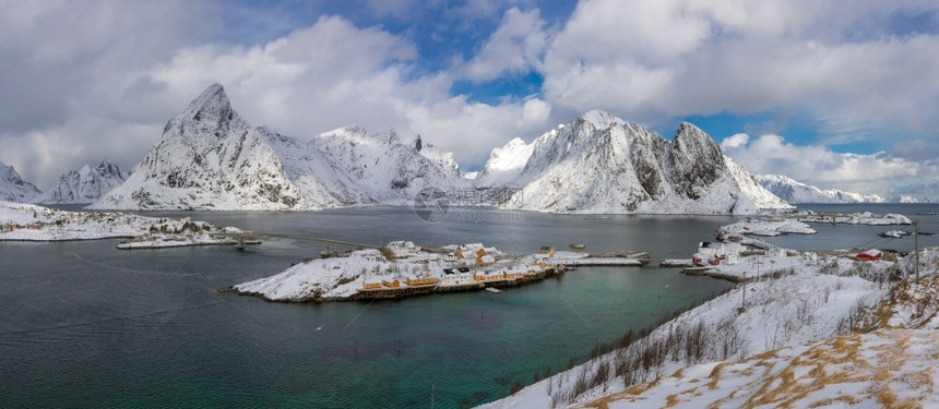 冬天屋在挪威斯堪的纳维亚冬季挪威美丽的山地风景挪威斯堪的纳维亚州冬季SandrlandWinter反射图片