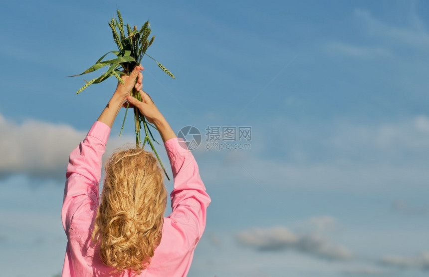 夏天金发女郎人把手举到天上在小麦的耳朵中蓝天有云选择地聚焦于复制空间标语或背景的想法图片