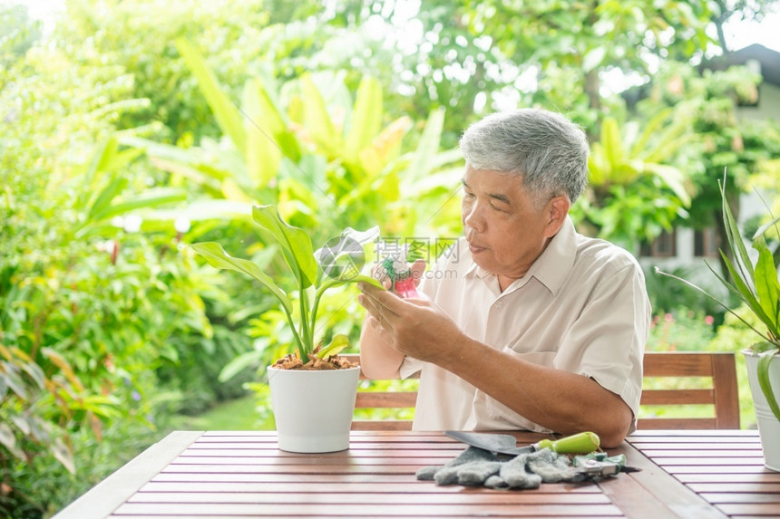 亚洲人关心年长的一个快乐和微笑的亚洲老年人在退休后家安放业余爱好老年人幸福生活方式和良好健康的概念长者过好生活图片