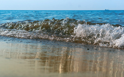 戏剧夏天湍流海景小浪波罗的上货船浪上风暴浪拍打岸边上货船图片