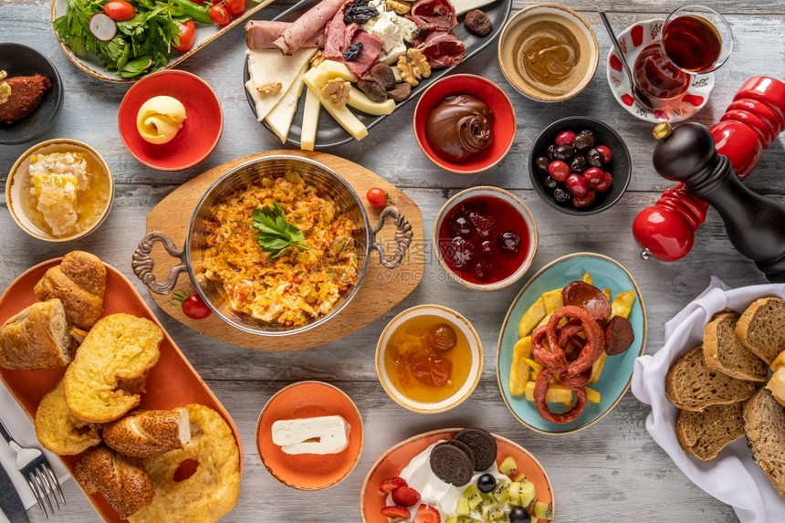 地中海健康传统土耳其早餐在石桌上用传统的土制茶供应番茄图片