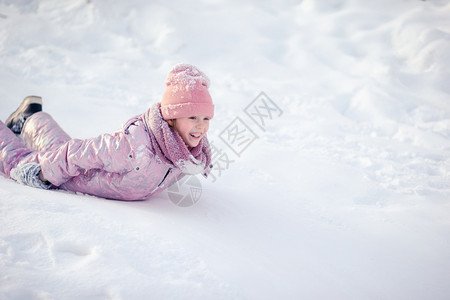 雪橇帽子假期可爱的快乐小姑娘在冬天雪滑时了Y贾米图片