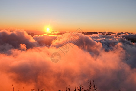 云景地点北日出在山上图片