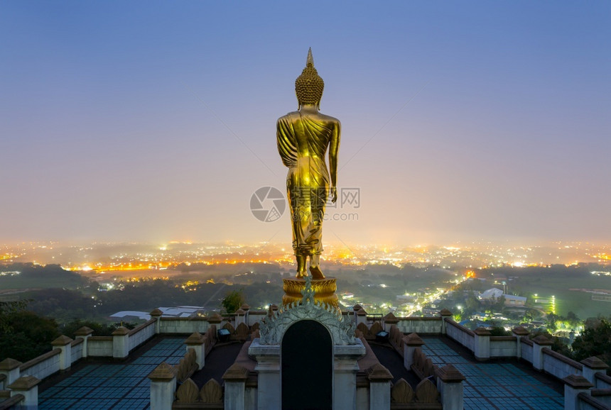 建造笏泰国南城背景的考诺伊寺大佛像古老图片