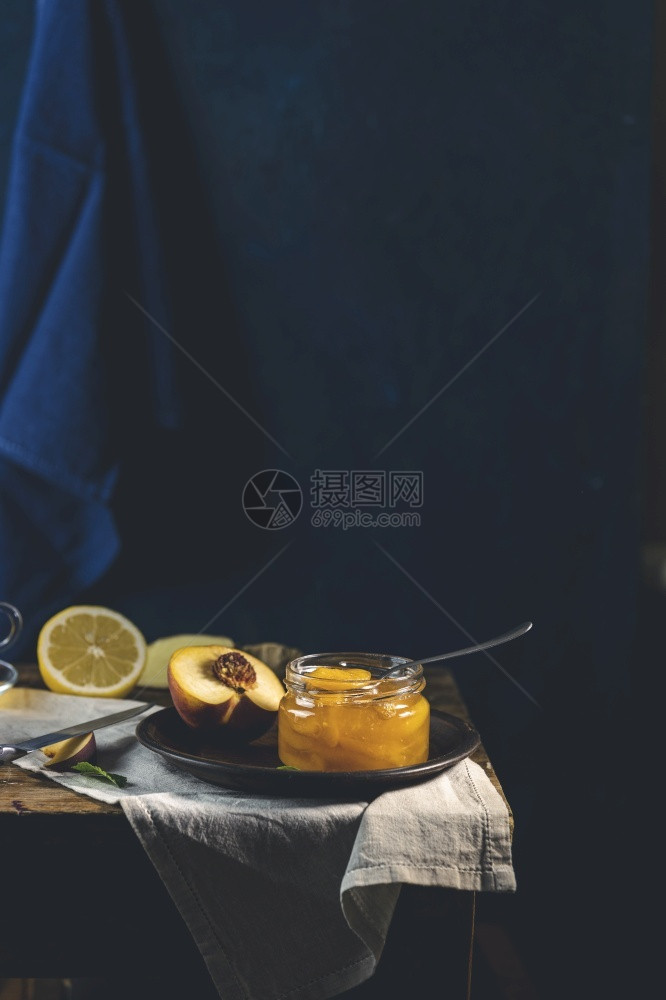 蓝色的填充夏天新鲜自制便桃子果酱填满在罐子里的旧黑色生锈魔法风格桑尼光图片