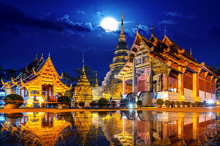 沃拉维汉金子雕像建造晚上在泰国清迈的WathraSingh寺庙背景