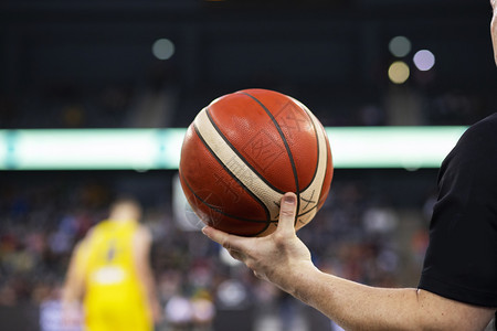 在游戏中持有篮球的裁判玩运动挑拨图片
