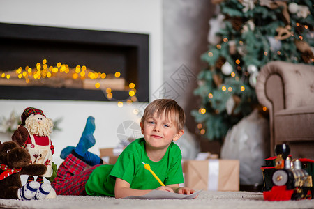 圣诞节在家写信的小男孩图片