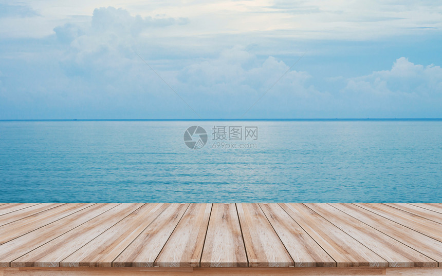 或者房间为了蓝海自然背景的空木板旅行夏季概念可用作模型蒙合产品显示或关键视觉设计布局等工具有蓝色海洋自然背景的空木板夏季概念图片