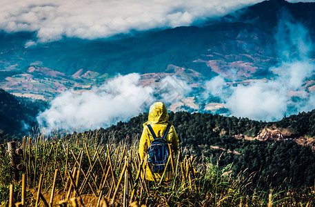 美丽的山地风景中的背包旅行者图片