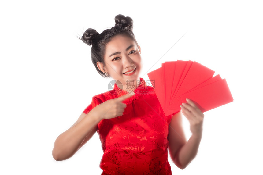 愉快富有的女孩新年概念亚洲女红裙子肖像亚洲妇女传统长相郎Cheongsam在白色背景下持红信封的衣女孩新年概念人图片