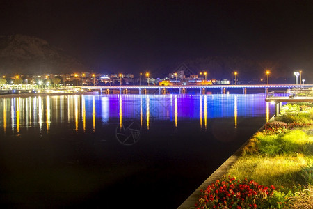 码头全景热带AtalyaKonyalti土耳其夜间河和桥的景象图片