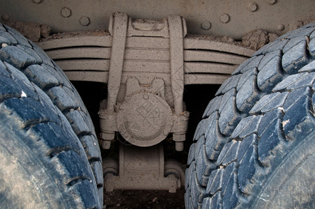 倾倒机械橡胶使用肮脏重型卡车轮胎的叶子喷泉吊塞装置图片