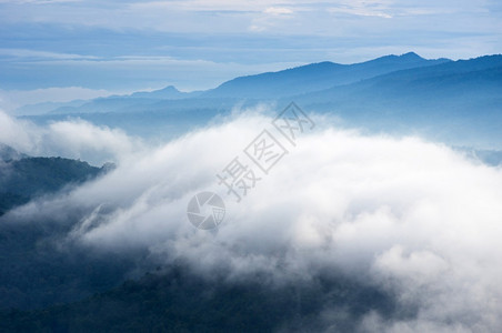多雾路段空中景色美丽清晨风景般的云海和雾在高山上漂浮秋天十一月图片