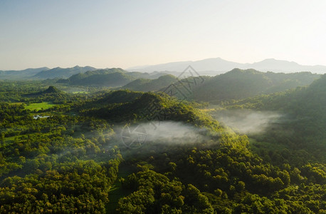 风景般的云海和雾在高山上漂浮图片