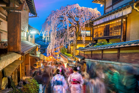 在日本山仓季节的县原京都老城旅游者文化步行区高清图片