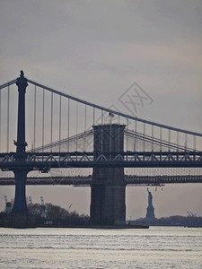 旅行日落蓝色的布鲁克林大桥曼哈顿和纽约市自由女神像图片
