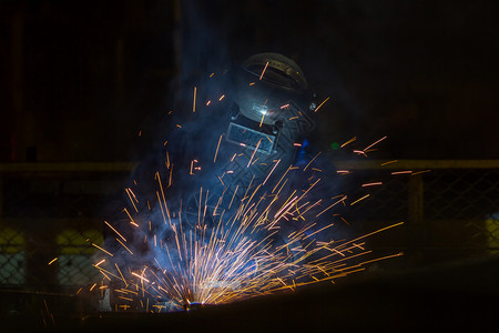 火船厂工具业人在汽车厂焊接修理金属部分的维修图片