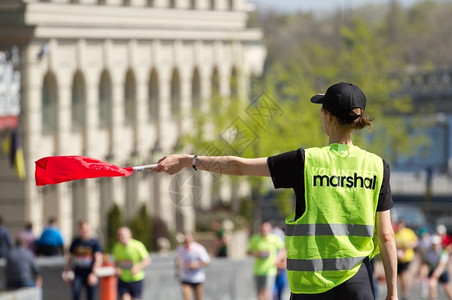 人群志愿元帅展示运动员跑步者方向志愿人员马歇尔女街道图片