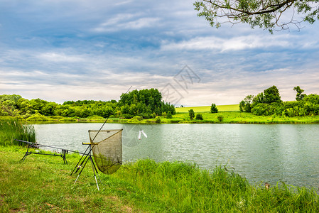 在农村河水的过度天气中捕鱼高候下绿色海岸外部图片