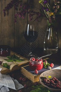 瓶装新鲜自制的简单草莓填满在罐子中的旧黑生锈魔法风格的阳光水果自然图片
