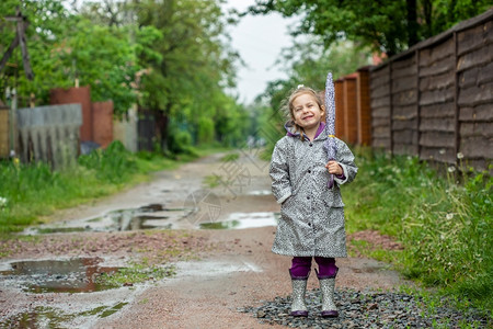 雨天穿着雨衣的小女孩树叶高清图片素材